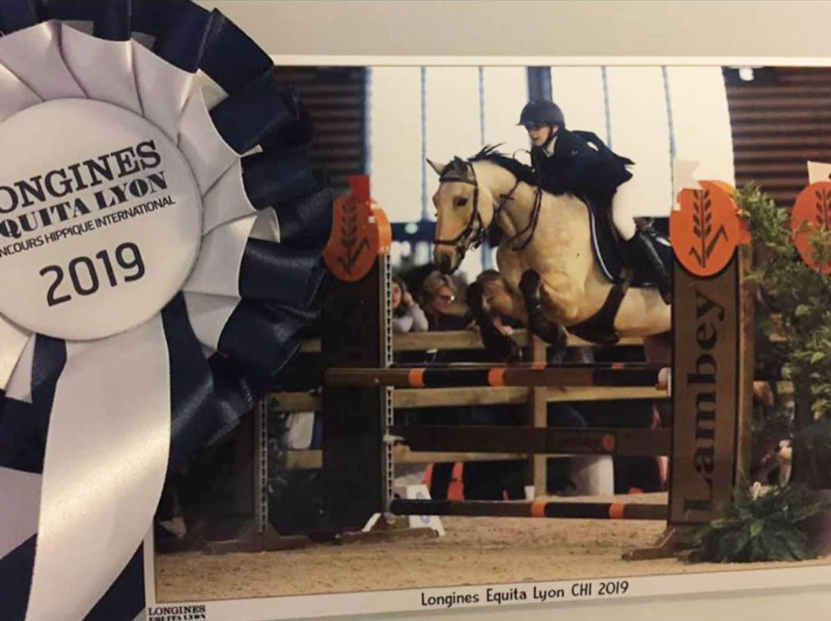 Photos de 4 cavalières après être arrivées 2e en équipe aux Open de France