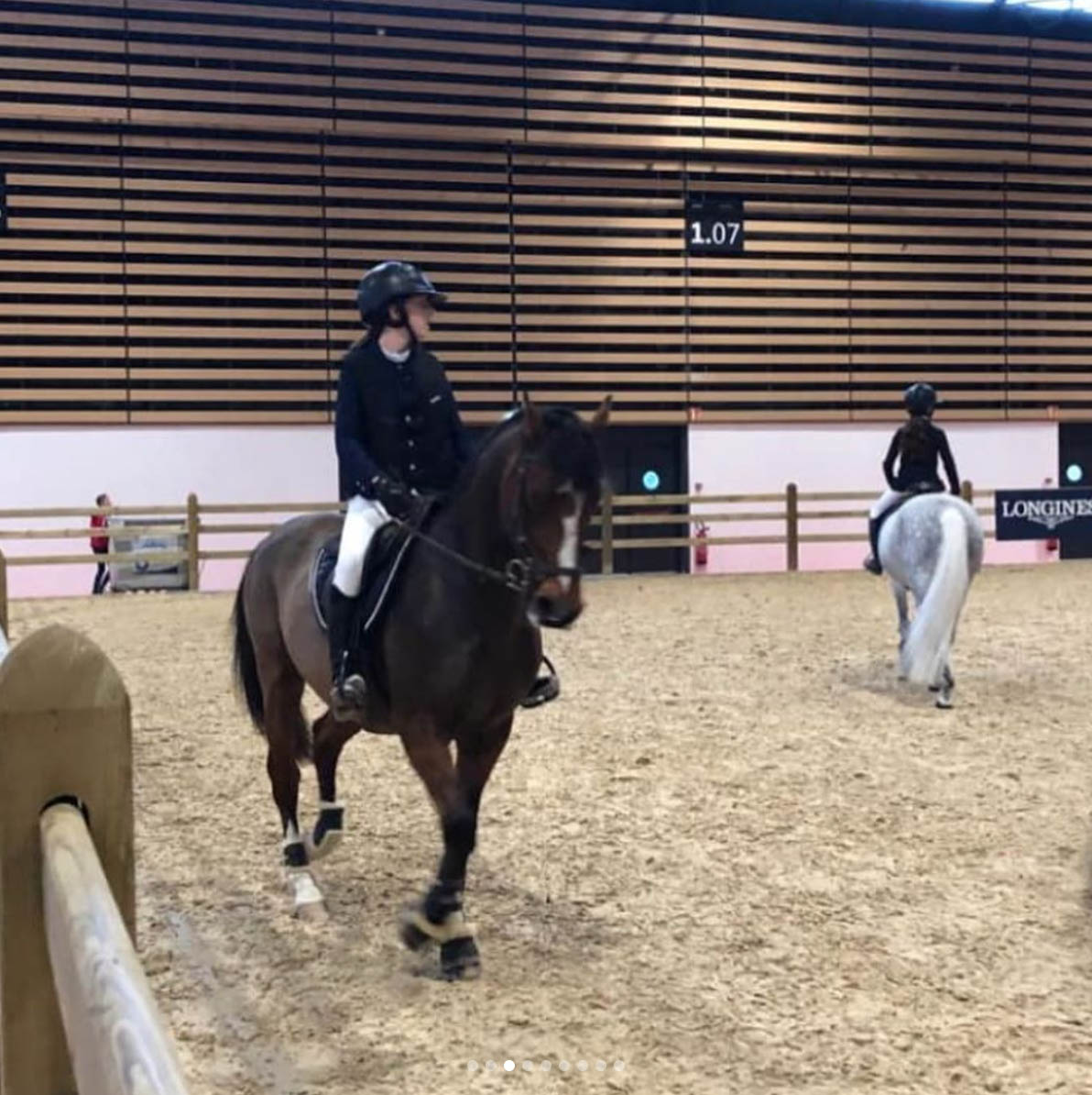 Photos de 4 cavalières après être arrivées 2e en équipe aux Open de France