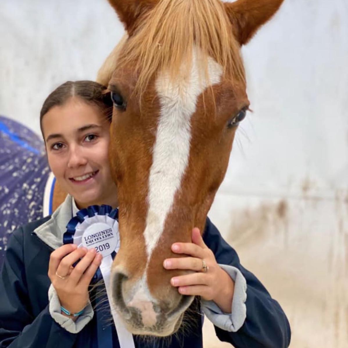 Photos de 4 cavalières et leur coach après être arrivées 2e en équipe aux Open de France